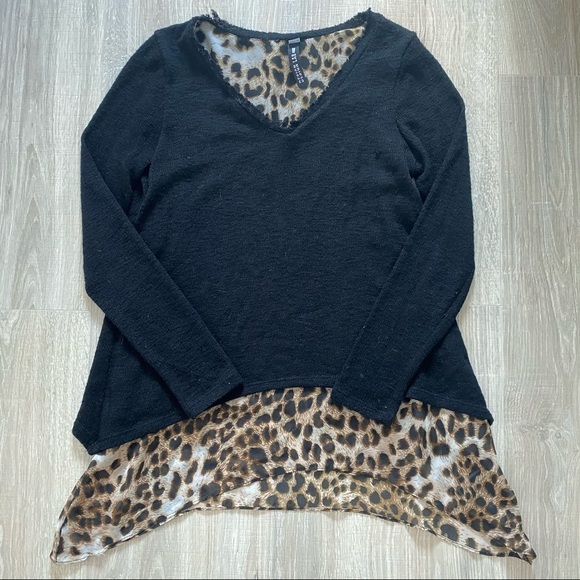 ⭐️3/$25 Design Lab Layered Leopard Asymmetrical Sweater Sz M - Picture 1 of 9